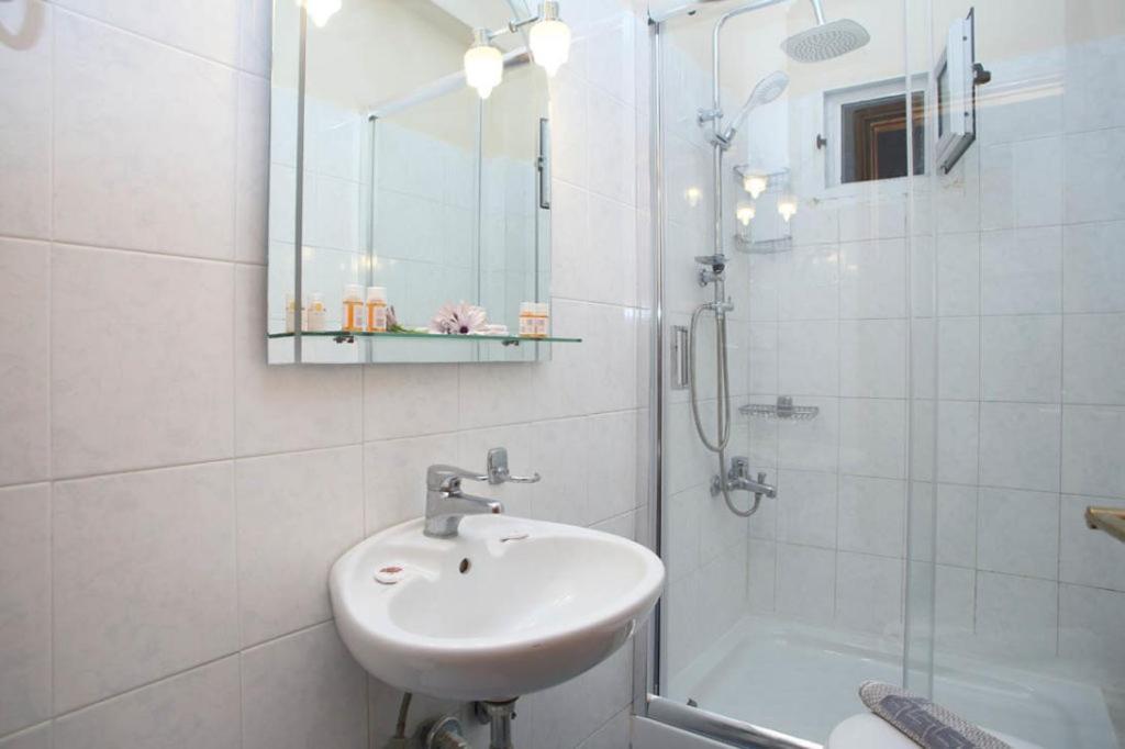 Theocharis Bros - Studios Apartments Ayios Nikitas Ngoại thất bức ảnh